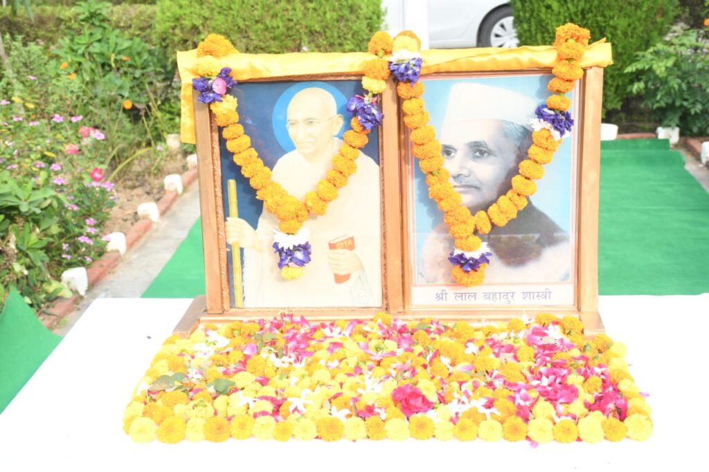 शहर से देहात तक राष्ट्रपिता महात्मा गांधी व भारत रत्न लाल बहादुर शास्त्री की जयंती पर दोनो महापुरुषों के चित्र पर फूल अर्पित कर दी श्रद्धांजलि…