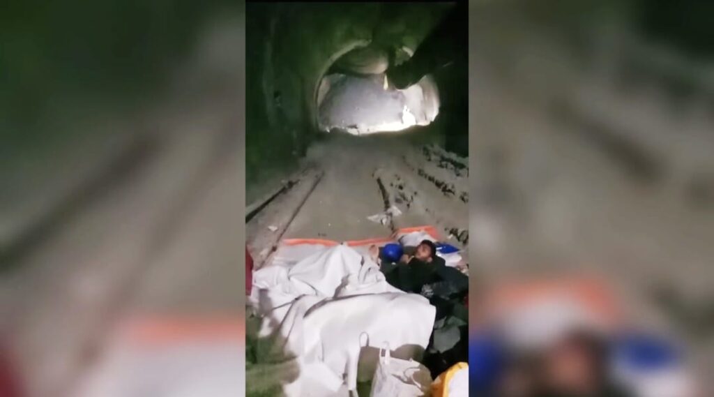 सिलिकयारा में 17 दिन तक सुरंग के अंदर फंसे श्रमिकों ने जिंदा रहने के लिए कैसे किया संघर्ष