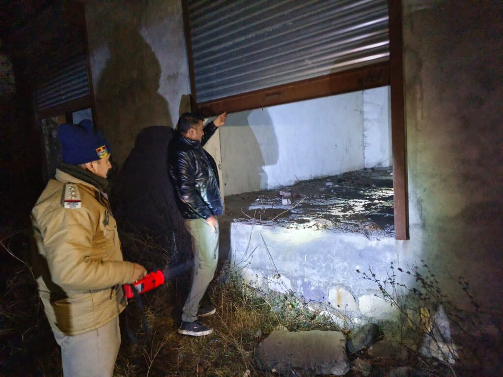 सहारनपुर के तीन हथियारबंद बदमाशों ने तमंचे की नोक पर देहरादून के विकासनगर क्षेत्र में एक ज्वेलर्स की दुकान में लूट का किया प्रयास,,,