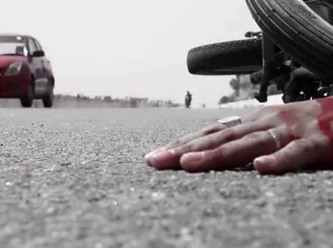 थाना क्षेत्र के कांवड़ पटरी पर बाइक सवार दो युवकों को अज्ञात वाहन ने टक्कर मार दी, जिसमें दोनो युवकों की मौत ,,,