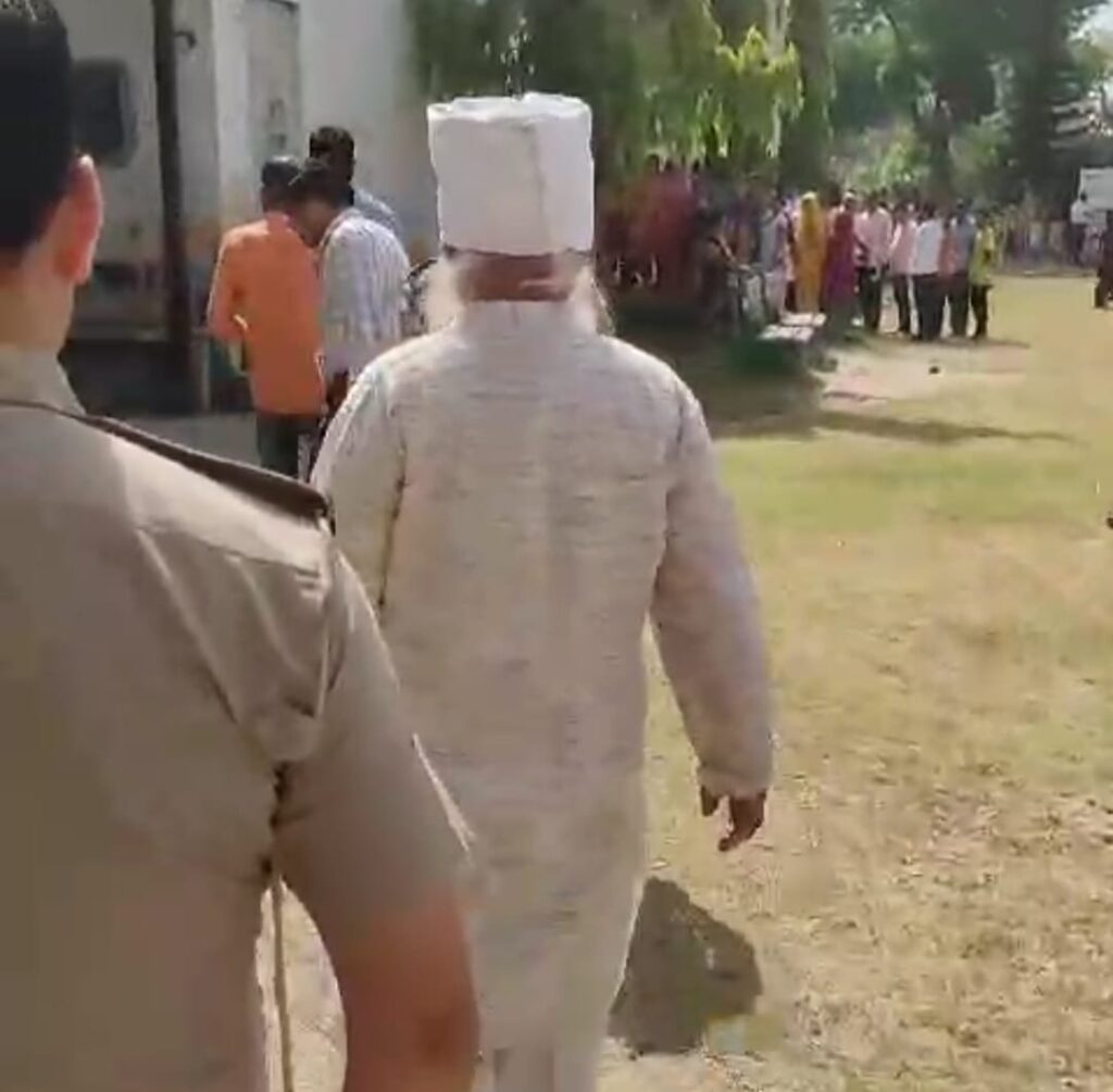 मतदान के दौरान ज्वालापुर इंटर कॉलेज में एक व्यक्ति ने मुक्का मारकर ईवीएम मशीन तोड़ी, लिया गया हिरासत में,,,