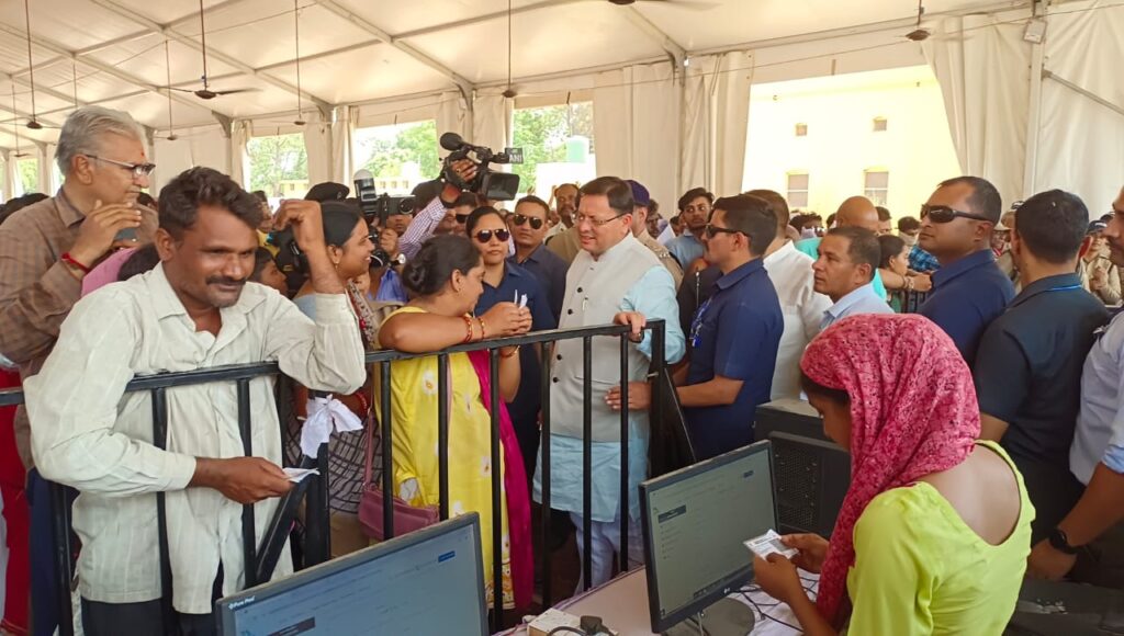 मुख्यमंत्री पुष्कर सिंह धामी ने  ऋषिकुल ग्राउण्ड में चल रहे चार धाम यात्रा पंजीकरण केन्द्र का स्थलीय निरीक्षण किया,,,