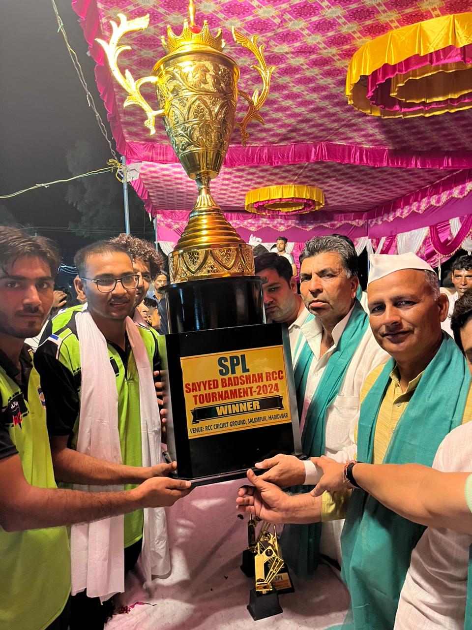 सदभावना स्टेडियम सलेमपुर मे पिछले 2 महीने से उत्तरप्रदेश व उत्तराखण्ड की 64 टीमों के बीच “नाइट क्रिकेट टूर्नामेंट” सलेमपुर ने जीता,,,